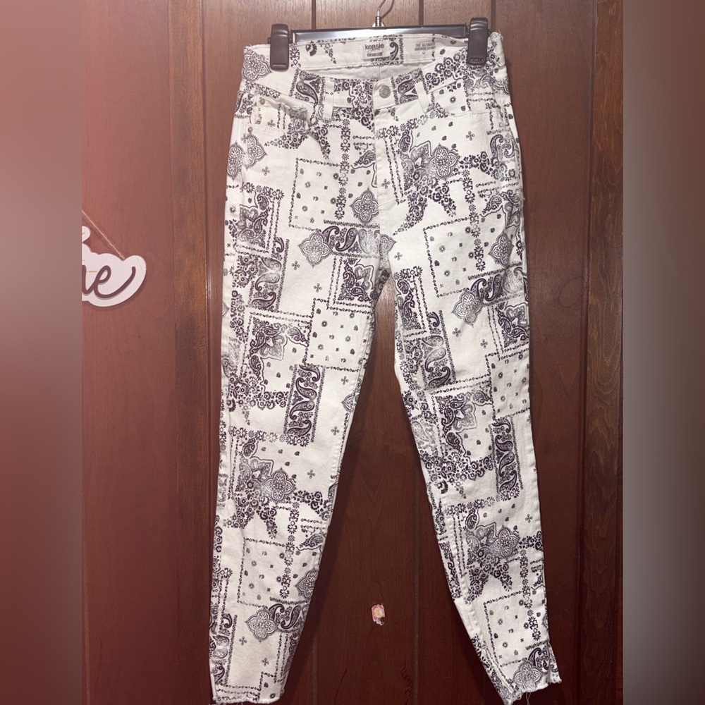 Kensie Black and White Paisley Jeans